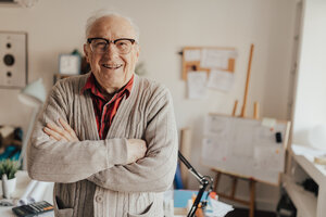 Senior steht zufrieden lächelnd in seinem individuell eingerichteten Zimmer im Caritas Altenheim. | © iStock-Anchiy_648971810